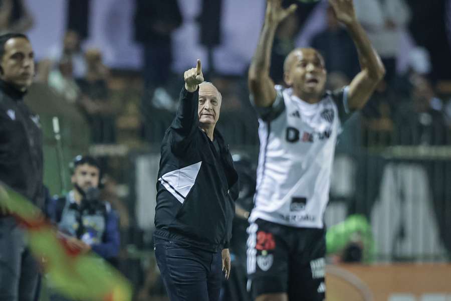 Felipão foi pro banco de reservas mesmo sem comandar um treino no Galo