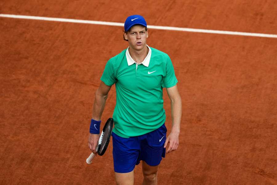 Jannik Sinner durante la finale contro Carlos Alcaraz al Roland Garros