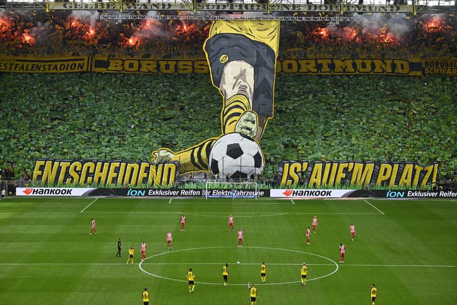 Vor dem ersten Heimspiel in der Saison 2025/26 hat die Gelbe Wand eine besondere Choreo vorbereitet Vor dem ersten Heimspiel in der Saison 2025/26 hat die Gelbe Wand eine besondere Choreo vorbereitet