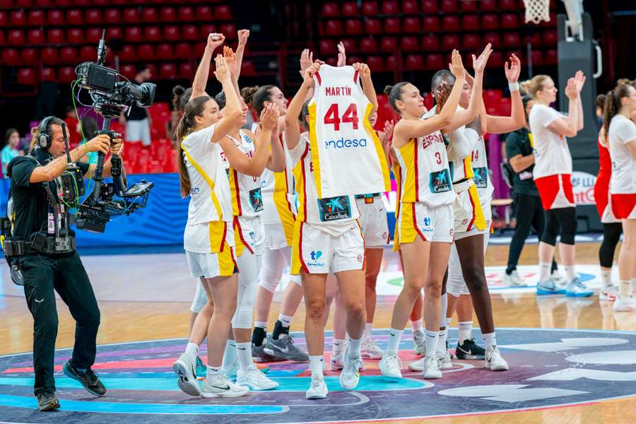 Las jugadoras de España celebran el pase a semifinales con la camiseta de Iyana Martín