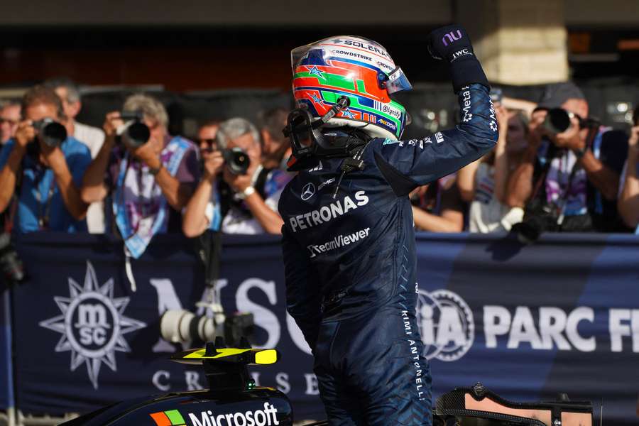 Antonelli festeggia la pole Antonelli festeggia la pole