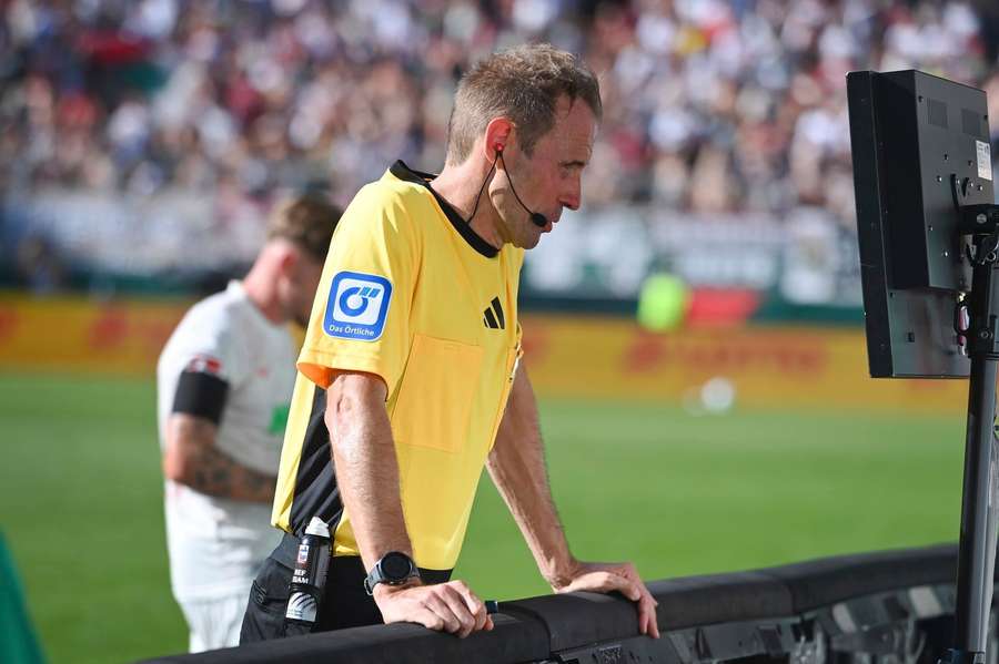 Sascha Stegemann stand im Spiel zwischen dem FC Augsburg und Werder Bremen im Mittelpunkt.