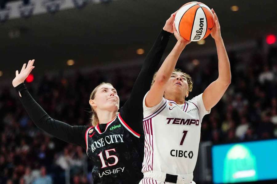 Luisa Geiselsöder (l.) im Duell mit Torontos Kiki Rice