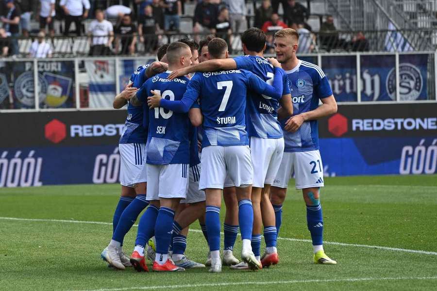 Hráči Olomouce se radují z gólu proti Slovácku.