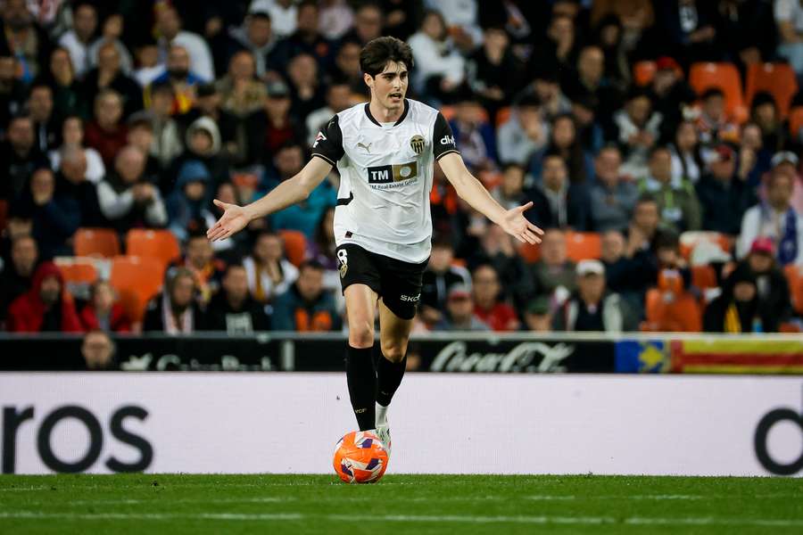 Javi Guerra renueva con el Valencia