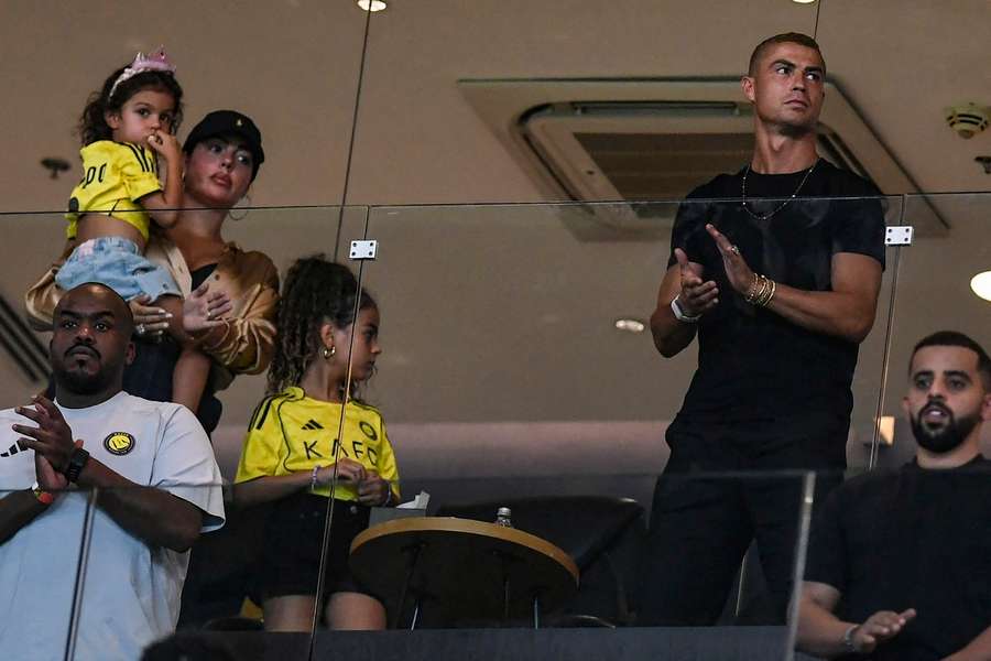 Cristiano Ronaldo assistiu à vitória do Al Nassr sobre o Al Fateh na tribuna Cristiano Ronaldo assistiu à vitória do Al Nassr sobre o Al Fateh na tribuna