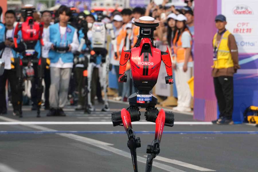Robot humanoidalny zdecydowanie pokonał ludzi w pekińskim półmaratonie