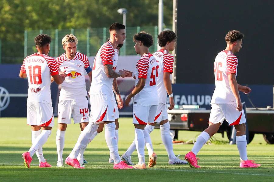 Benjamin Sesko (3. v. l.) lässt sich im Testspiel gegen den FC Grimma feiern.