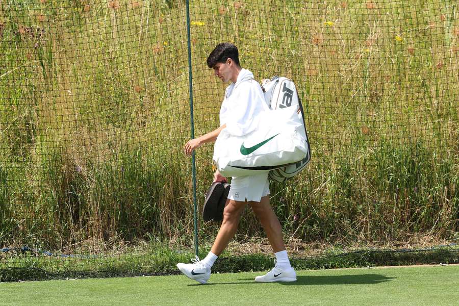 Alcaraz przybywa na trening przed Wimbledonem