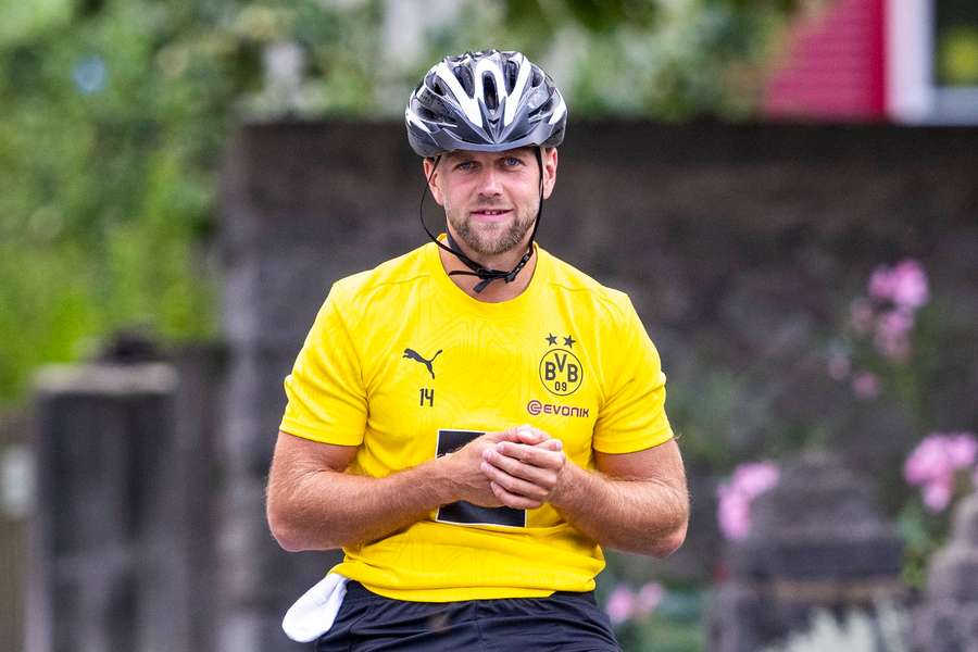 Niclas Füllkrug mit Fahrradhelm.