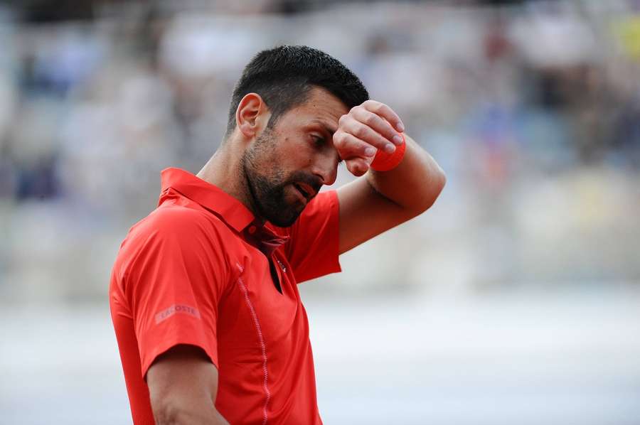 Djokovic, eliminat în turul trei