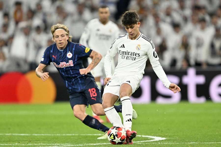 Arda Güler ante Mads Bidstrup, en el Real Madrid-Salzburgo de Champions