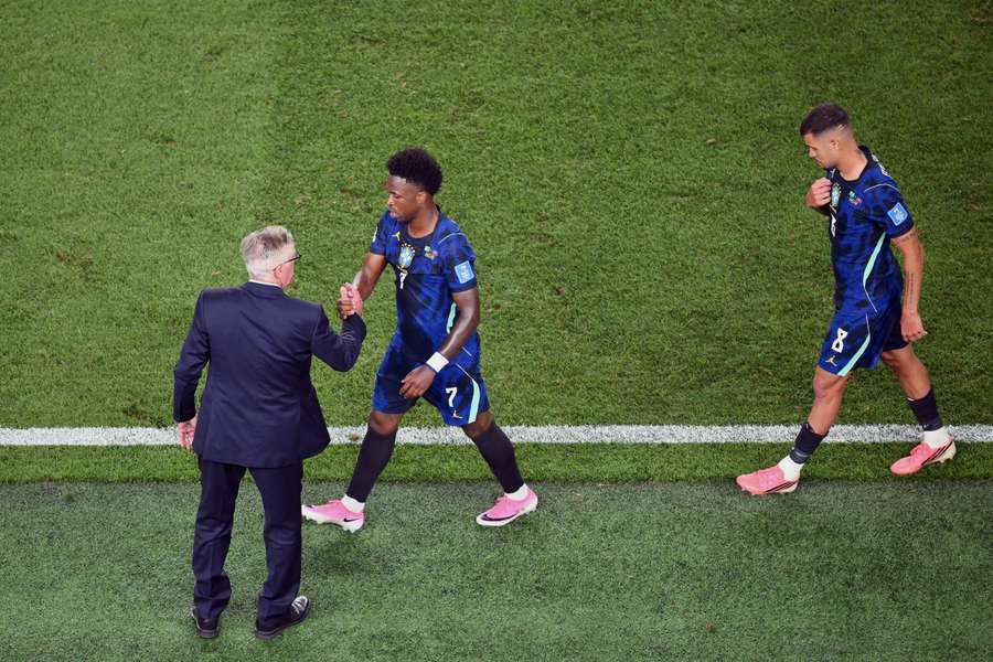 Vini Jr, cumprimentado por Ancelotti, volta a ser decisivo Vini Jr, cumprimentado por Ancelotti, volta a ser decisivo