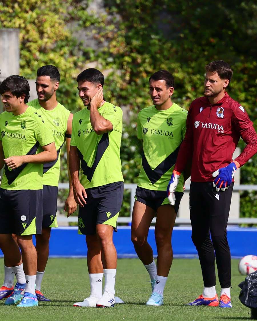 Remiro, Oyarzabal y Merino, entre otros, entrenando