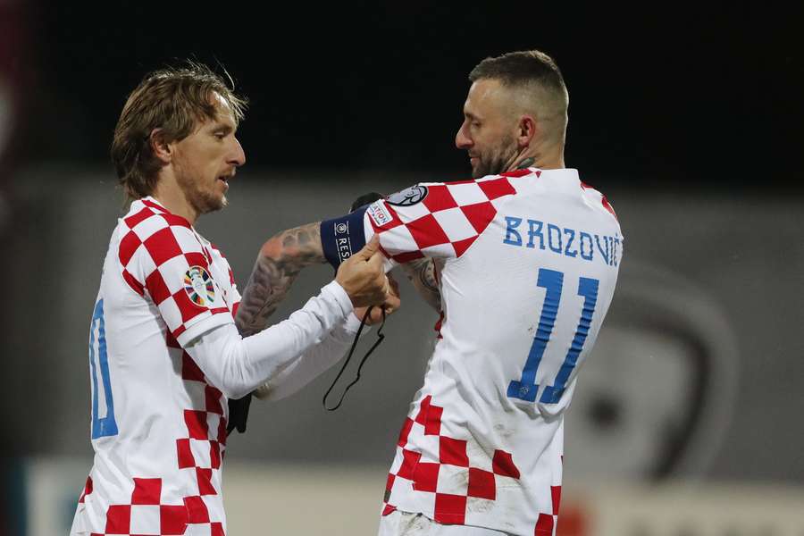 Luka Modric overhandigt de aanvoerdersband aan Marcelo Brozovic