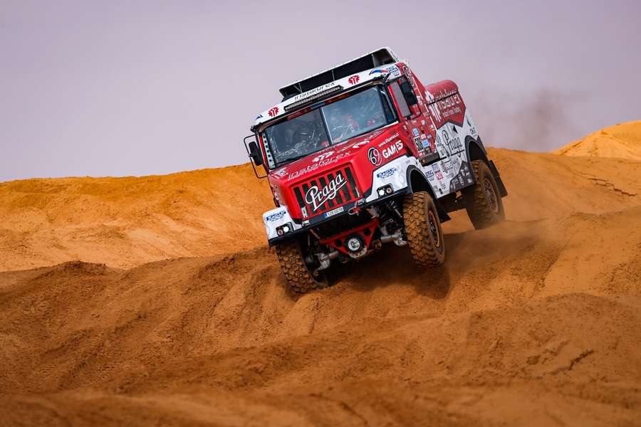 Loprais díky penalizaci soupeře zůstává v čele Rallye Dakar.