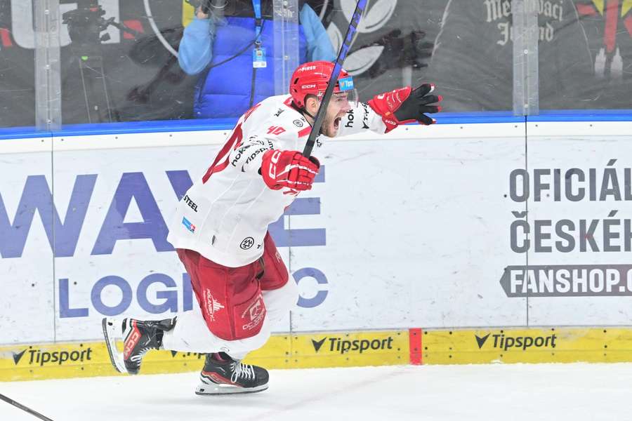 Slovenský útočník Miloš Roman slaví vítězný gól proti Hradci.