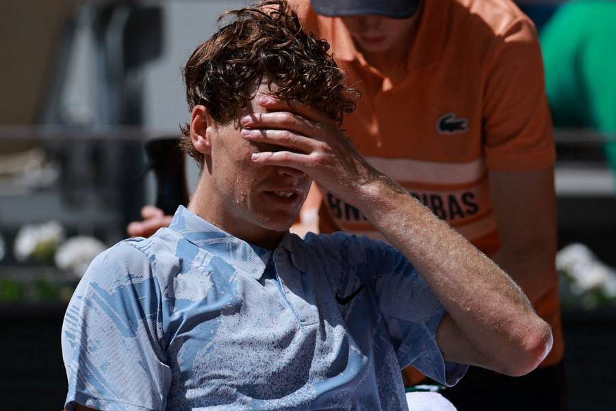 Jannik não aguentou o calor da quadra central Jannik não aguentou o calor da quadra central