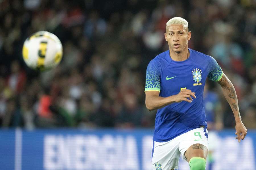 Po Richarlisonovi hodili z tribúny banán.