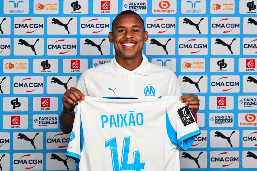 Paixão, sonriente en su presentación con el OM