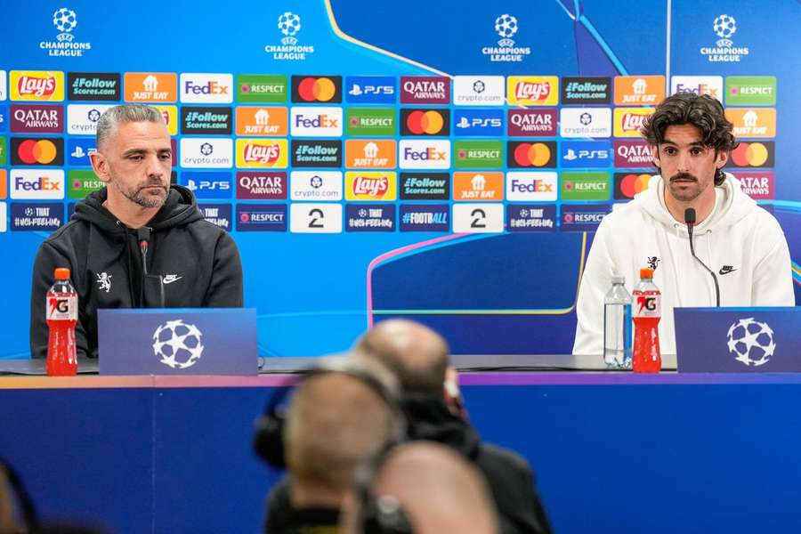 Francisco Trincão ao lado do treinador Rui Borges em conferência de Imprensa