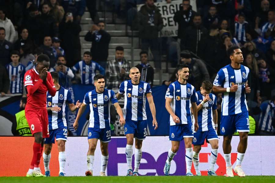Pepe marcó el segundo gol del FC Porto contra el Amberes en el minuto 90+1