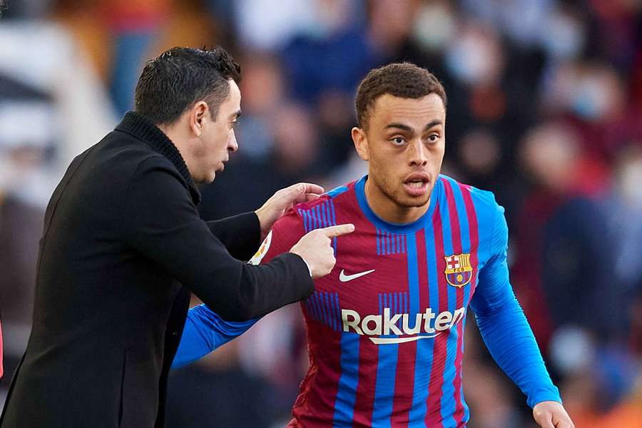 Xavi dá instruções a Sergiño Dest durante um jogo do Barcelona