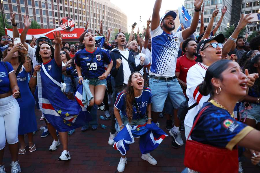 21 czerwca 2026 r. Fani z Wysp Zielonego Przylądka reagują podczas oglądania meczu na festiwalu kibiców w Bostonie. 21 czerwca 2026 r. Fani z Wysp Zielonego Przylądka reagują podczas oglądania meczu na festiwalu kibiców w Bostonie.