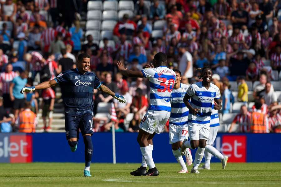 Seny Dieng se v 92. minutě vydal do soupeřovi šestnáctky a dal gól, který jeho Queens Park Rangers přinesl bod.