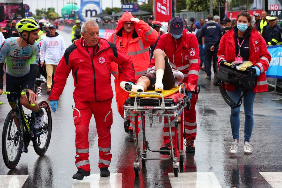 Andrea Vendrame es evacuado tras una caída en la llegada
