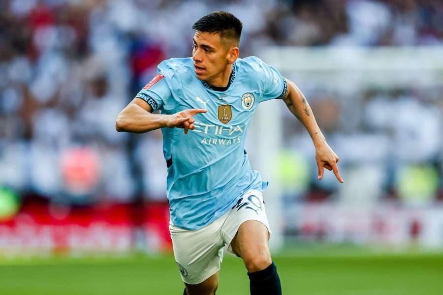 Como rival Girona for Man City midfielder Echeverri