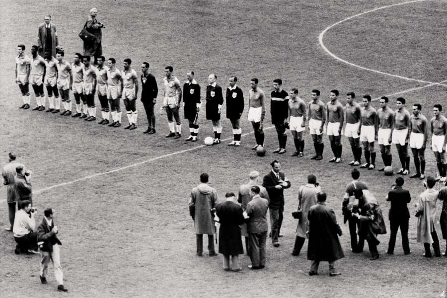 Brasil x França perfilados para a semifinal de 1958