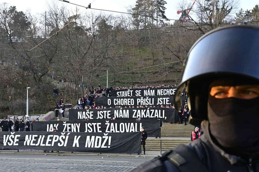 Liga reaguje na zásah policie na Letné. Chce schůzku s šéfy Policejního prezídia ČR