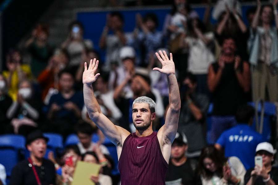 Alcaraz saluda al público en Tokio
