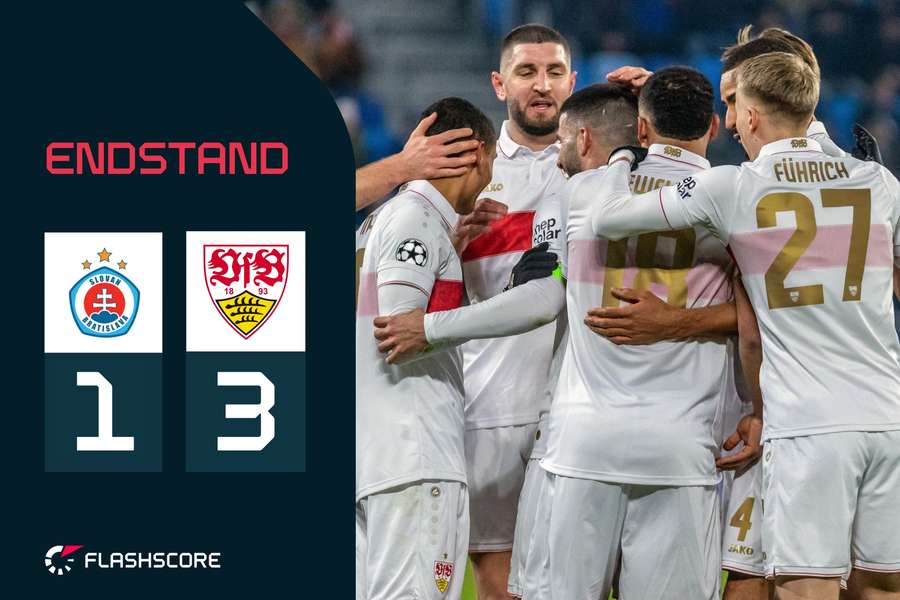 Der VfB Stuttgart feiert seinen Torschützen Jamie Leweling.