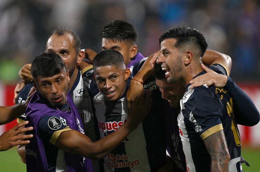 Kevin Quevedo, felicitado por sus compañeros tras marcar ante Nacional