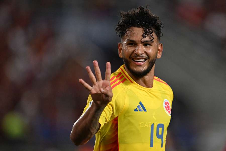 Luis Suárez oposita para el gol con Colombia