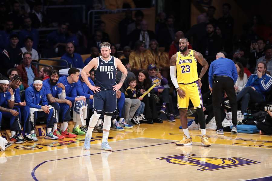 Teď už jsou na jedné straně. Luka Dončič (vlevo) a LeBron James ještě z dob, kdy byli soupeři.
