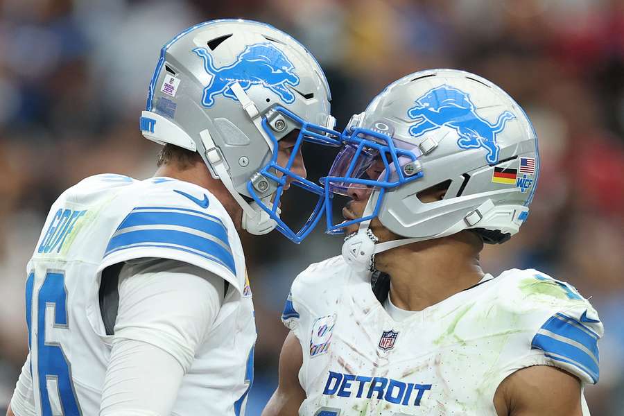 Amon-Ra St. Brown (r.) feiert mit Lions-Quarterback Jared Goff. Amon-Ra St. Brown (r.) feiert mit Lions-Quarterback Jared Goff.