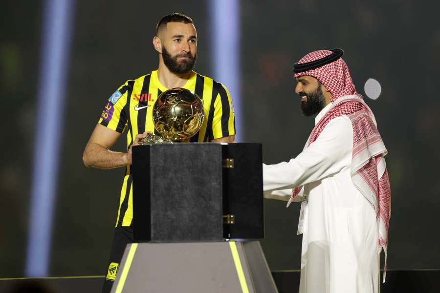 Benzema, com a Bola de Ouro, durante a sua apresentação no Al-Ittihad