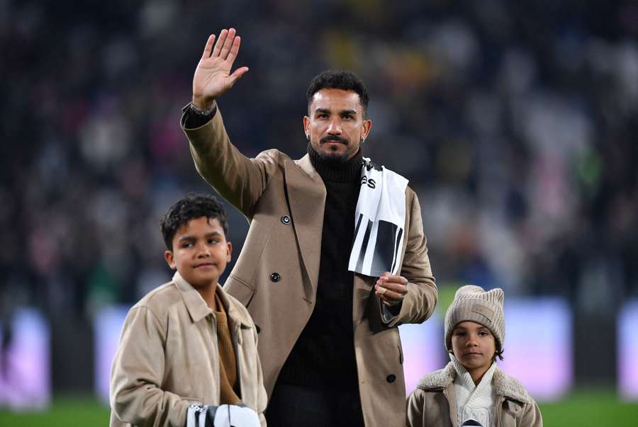 Danilo saluta i tifosi della Juventus, durante la gara contro il Lecce, accompagnato dai suoi figli