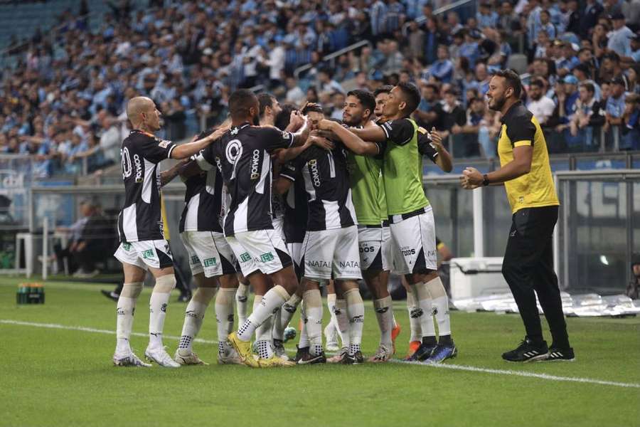 Jogadores do ABC comemoram gol na Arena