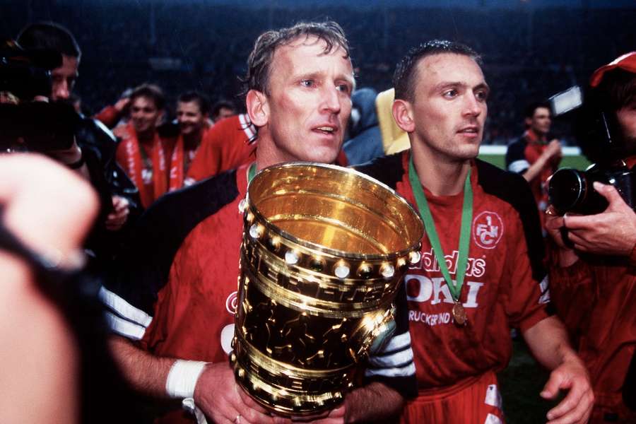 Brehme mit dem gewonnenen DFB-Pokal 1996.