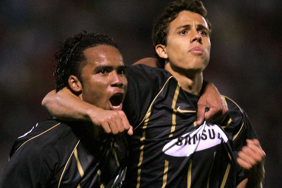 Carlos Alberto ao lado de Nilmar, outro dos grandes reforços em termos financeiros da história do Corinthians