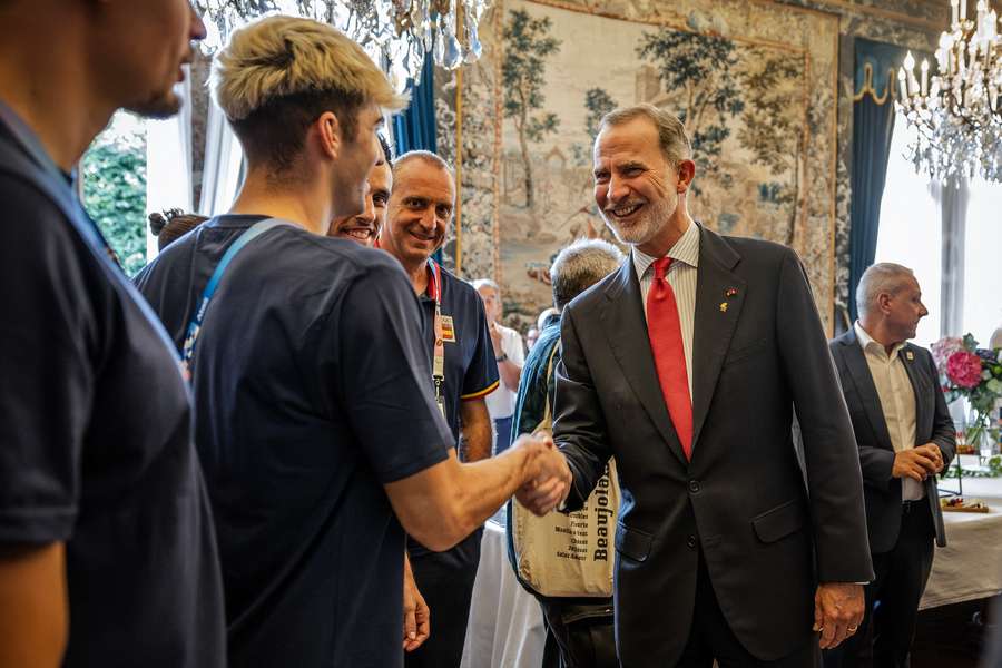 El rey Felipe VI saluda a la delegación española.