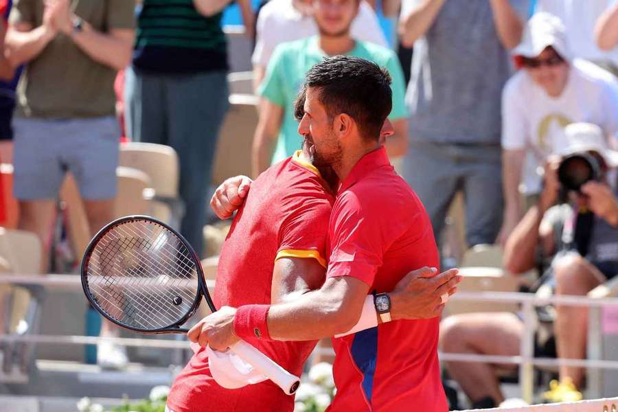 Djoko krijgt een knuffel van Rafa