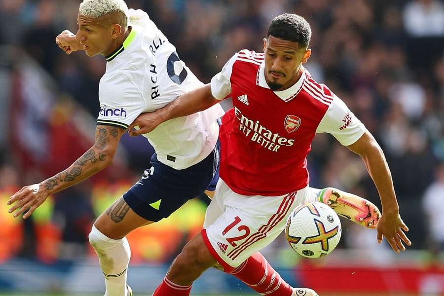 Saliba remportant son duel face à Richarlison, durant le derby londonien. 