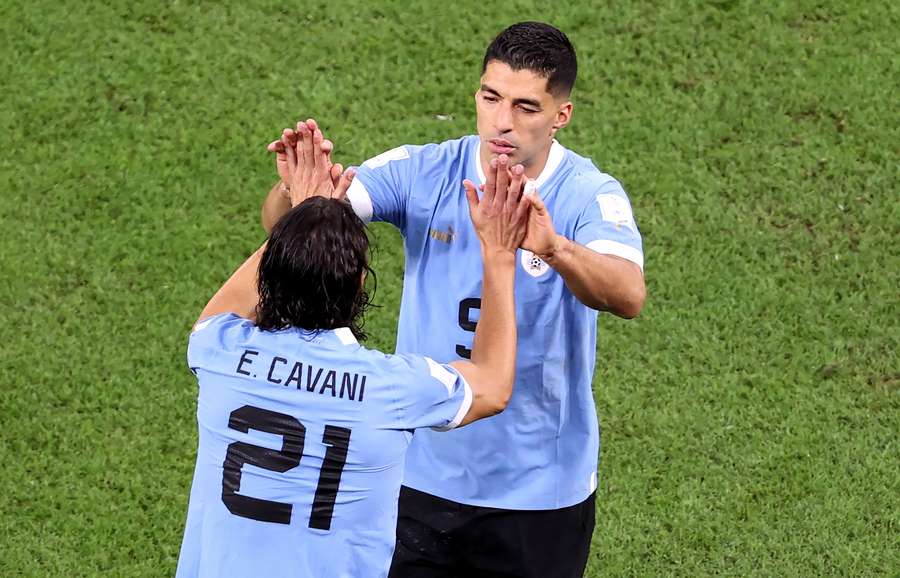 Luis Suarez verlaat het veld voor Edinson Cavani tijdens het WK in 2022