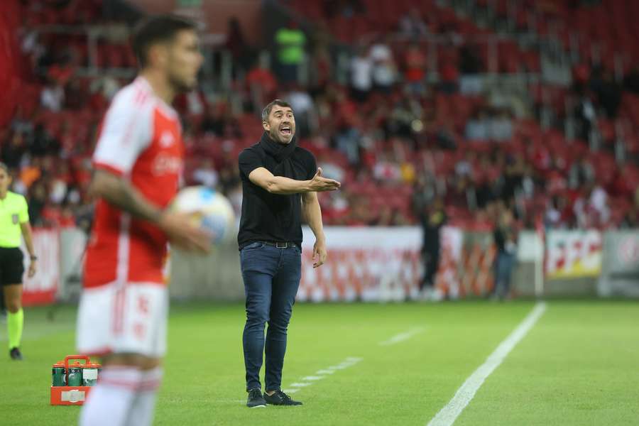 O argentino está pistola com o fogo amigo no Beira-Rio