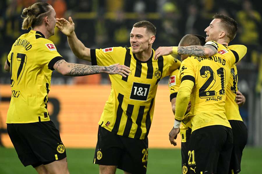 O Borussia Dortmund atropelou o Colônia para assumir a liderança da Bundesliga